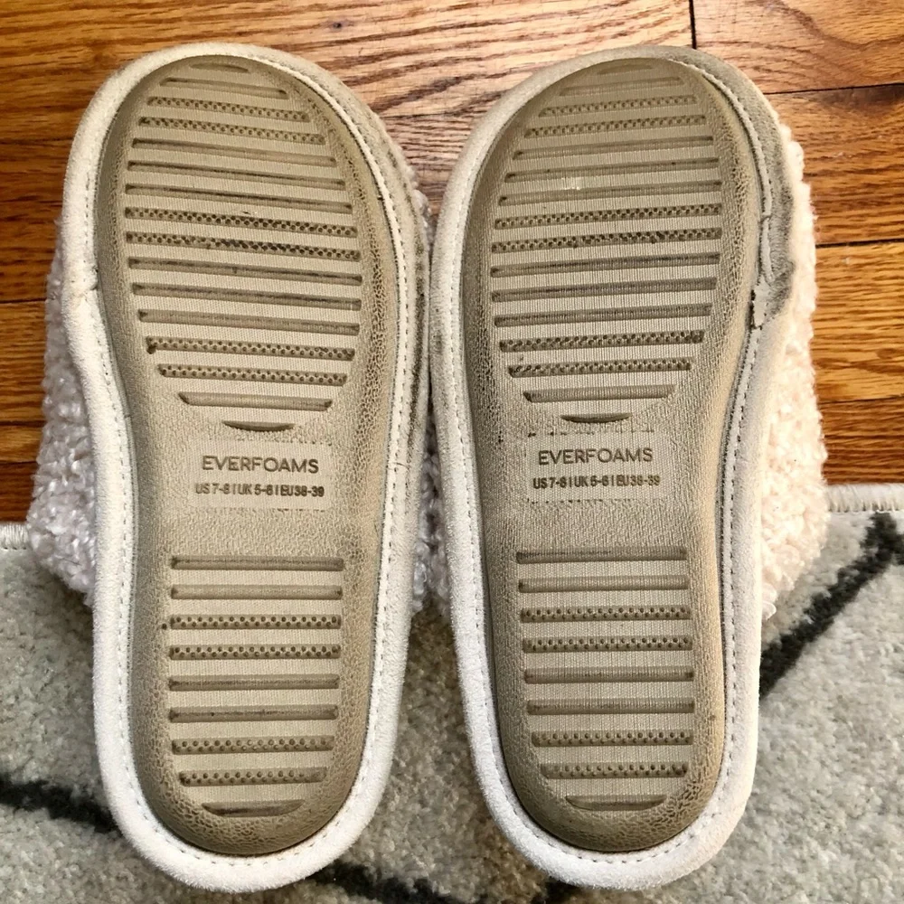 **LIKE NEW** White EverFoams Women’s Slippers - Picture 4 of 4